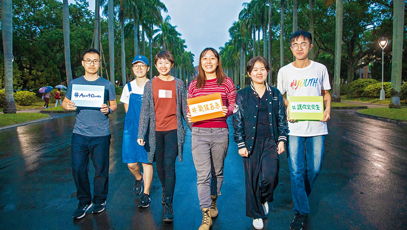 撤資行動是台大學生會永續部與氣候行動社努力數年的成果,終於在現任部長黃毓庭(左3)與社長張榮廷(左1)手上完成。 撤資行動是台大學生會永續部與氣候行動社努力數年的成果,終於在現任部長黃毓庭(左3)與社長張榮廷(左1)手上完成。