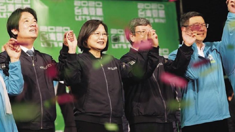 主打「抗中保台」的總統蔡英文(左2),最終以817萬票、得票率57.13%贏得連任,外媒解讀這是台灣民意離中國越來越遠的展現。 主打「抗中保台」的總統蔡英文(左2),最終以817萬票、得票率57.13%贏得連任,外媒解讀這是台灣民意離中國越來越遠的展現。