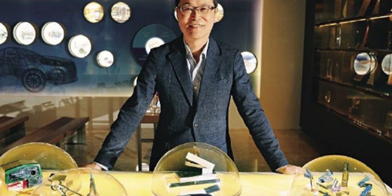 順德二代陳朝明在展示大廳秀出以前開發的文具,包括全台第1支手牌折疊小刀、傳統圓規 等,這些老產品也是他們起家的根本。 順德二代陳朝明在展示大廳秀出以前開發的文具,包括全台第1支手牌折疊小刀、傳統圓規 等,這些老產品也是他們起家的根本。