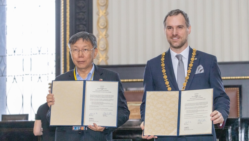布拉格市場賀瑞普（右）與台北市長柯文哲（左）13日正式簽訂兩市之間的姐妹市關係契約。