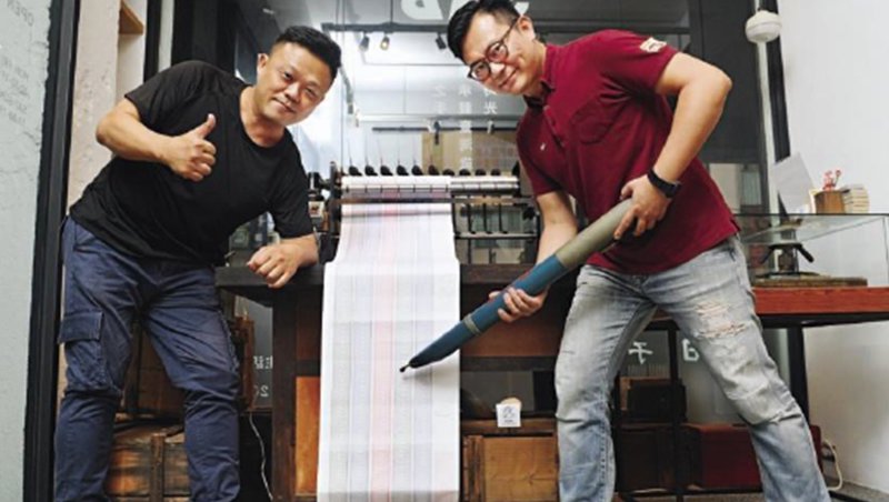 文明鋼筆總監陳皇谷(左)與行銷經理林冠宏(右)擔起轉型重責大任,讓65年老廠起死回生,還能維持破億營收。 文明鋼筆總監陳皇谷(左)與行銷經理林冠宏(右)擔起轉型重責大任,讓65年老廠起死回生,還能維持破億營收。