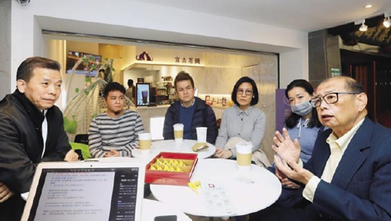 東門永康商圈發展協會理事長劉鴻翔(右1)邀集多名店家,分享他們的抗疫故事。劉鴻翔在永康出生、永康創業,可說是不折不扣的「永康寶寶」。 東門永康商圈發展協會理事長劉鴻翔(右1)邀集多名店家,分享他們的抗疫故事。劉鴻翔在永康出生、永康創業,可說是不折不扣的「永康寶寶」。