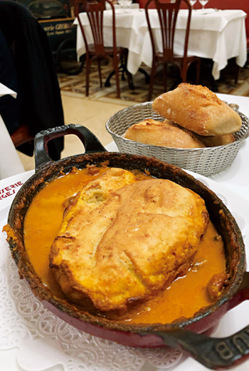 里昂魚丸(Pike Quenelles in a Creamy Shellfish Sauce and Mushrooms)名稱與長相都教人猜不出是什麼。Pike可指梭魚,坊間常誤譯為梭魚丸,但梭魚是海魚,狗魚是淡水魚。但只要是白肉魚都能做。 里昂魚丸(Pike Quenelles in a Creamy Shellfish Sauce and Mushrooms)名稱與長相都教人猜不出是什麼。Pike可指梭魚,坊間常誤譯為梭魚丸,但梭魚是海魚,狗魚是淡水魚。但只要是白肉魚都能做。