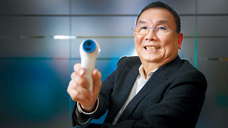 豪展董事長莊明輝表示,當年客戶拒絕了當家產品紅外線額溫槍,看競爭對手額溫槍大賣,馬上主動聯繫「一定要幫我趕出(貨)來!」 豪展董事長莊明輝表示,當年客戶拒絕了當家產品紅外線額溫槍,看競爭對手額溫槍大賣,馬上主動聯繫「一定要幫我趕出(貨)來!」