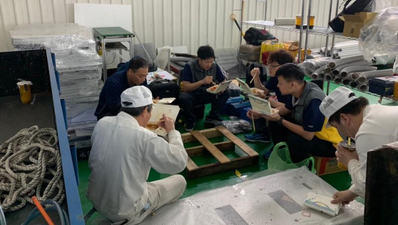 名模殷琦在臉書揭露口罩國家隊第一線工作現場。
