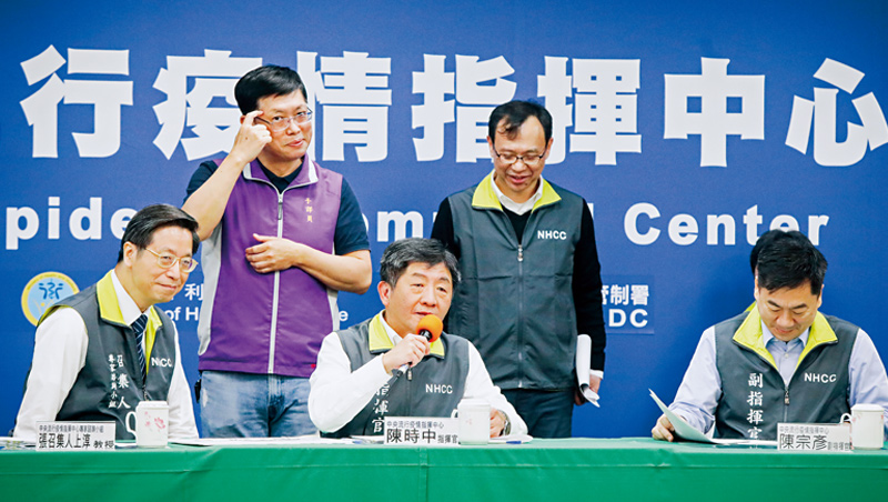 中央流行疫情指揮中心記者會上,BBC記者英文提問,現場沒口譯人員,站在陳時中部長背後的李振輝(左2),照樣同步手語翻譯。 中央流行疫情指揮中心記者會上,BBC記者英文提問,現場沒口譯人員,站在陳時中部長背後的李振輝(左2),照樣同步手語翻譯。