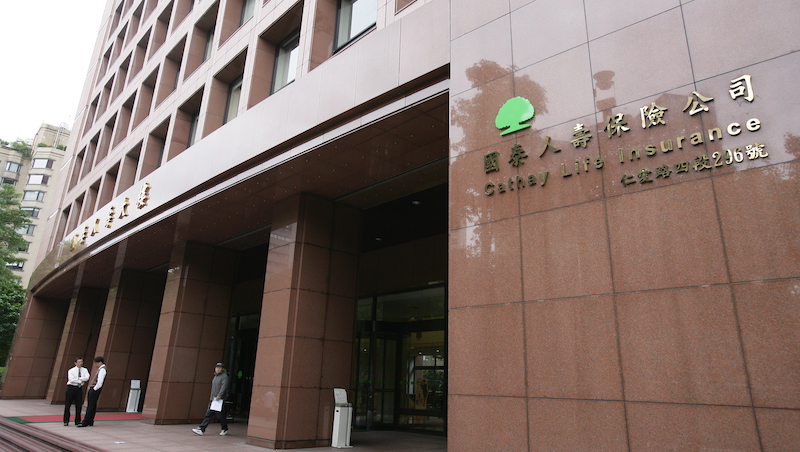 首見「禁員工出國」！國泰人壽開第一槍，全台高中以下師生也「全禁足」