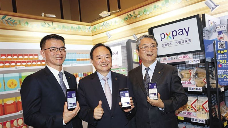 過去幾年,蔡篤昌(左起)、林敏雄、謝健南,常聯袂出席活動,被視為全聯管理階層的黃金三角。如今選在疫情期間發布人事異動,業界議論紛紛。 過去幾年,蔡篤昌(左起)、林敏雄、謝健南,常聯袂出席活動,被視為全聯管理階層的黃金三角。如今選在疫情期間發布人事異動,業界議論紛紛。