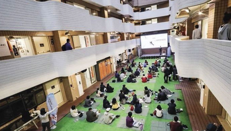 遠距工作社群所辦的遠距工作座談會雖然在室內舉辦,卻仿照戶外野餐形式,讓在家工作者有走出戶外的感覺。 遠距工作社群所辦的遠距工作座談會雖然在室內舉辦,卻仿照戶外野餐形式,讓在家工作者有走出戶外的感覺。