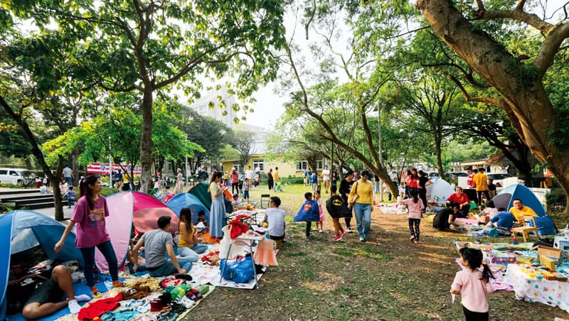 錸德在陽明山上鳴起「文化造鎮」第一槍,旗下草山小鎮舉辦市集,吸引民眾上山踏青,對手中環、Cama也陸續插旗拓點。 錸德在陽明山上鳴起「文化造鎮」第一槍,旗下草山小鎮舉辦市集,吸引民眾上山踏青,對手中環、Cama也陸續插旗拓點。
