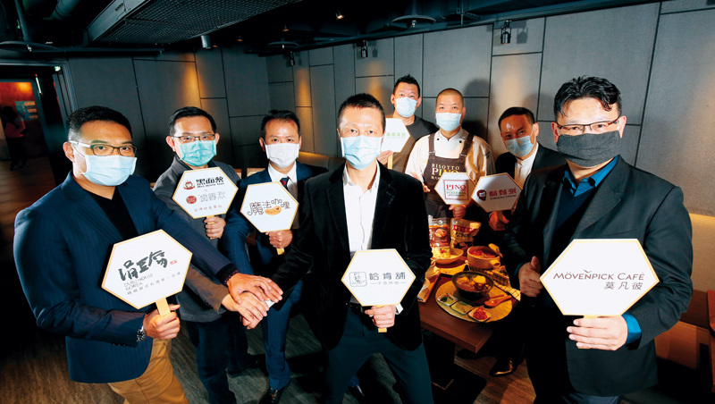 8個品牌、8位老闆,原本擅長實體門市經營的他們因疫情首度攜手轉型,規畫快速分工物流、行銷等作業。 8個品牌、8位老闆,原本擅長實體門市經營的他們因疫情首度攜手轉型,規畫快速分工物流、行銷等作業。