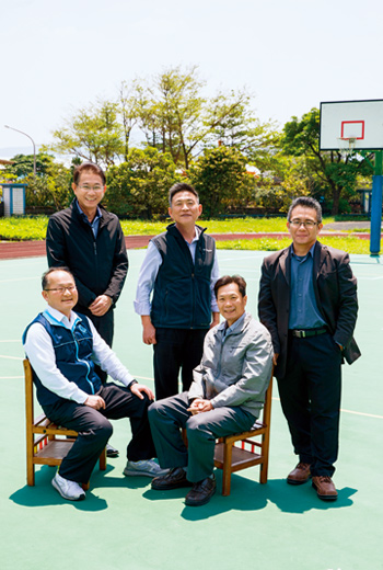 澳底國小校長李延昌(前排左1)攜手其他4校分享資源,他們說,這是「1校就讀,5校學習」的概念,力求不要把孩子的能力畫地自限。 澳底國小校長李延昌(前排左1)攜手其他4校分享資源,他們說,這是「1校就讀,5校學習」的概念,力求不要把孩子的能力畫地自限。