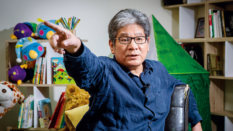 一向粗言粗語、嘻皮笑臉的紙風車創辦人李永豐,說起劇場表演者疫情下面對的零收入困境,也收斂起笑容。 一向粗言粗語、嘻皮笑臉的紙風車創辦人李永豐,說起劇場表演者疫情下面對的零收入困境,也收斂起笑容。