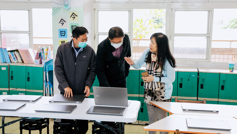 課桌上的筆電是澳底國小近期緊急向宏碁採購的Chromebook,福隆國小校長黃榮泰(左)、福連國小校長梁均紘(中)更赴該校體驗這款產品。 課桌上的筆電是澳底國小近期緊急向宏碁採購的Chromebook,福隆國小校長黃榮泰(左)、福連國小校長梁均紘(中)更赴該校體驗這款產品。