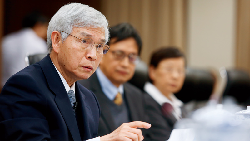 央行總裁楊金龍(左)認為,2千億元專案融通紓困比QE更有效。不過,這項專案要成,得要銀行點頭。 央行總裁楊金龍(左)認為,2千億元專案融通紓困比QE更有效。不過,這項專案要成,得要銀行點頭。