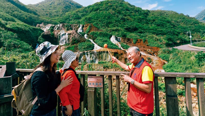 張明石善用口訣記憶,向旅客講解風光。 張明石善用口訣記憶,向旅客講解風光。