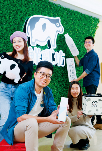 鮮乳坊創辦人龔建嘉(前)在疫情下,搶推1個月起跳的訂閱制,拚短單變長單。 鮮乳坊創辦人龔建嘉(前)在疫情下,搶推1個月起跳的訂閱制,拚短單變長單。