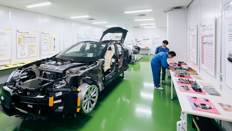 一輛電動車,裡面包含的村田零件就超過1萬個,是自駕車時代不可或缺的關鍵廠商。 一輛電動車,裡面包含的村田零件就超過1萬個,是自駕車時代不可或缺的關鍵廠商。