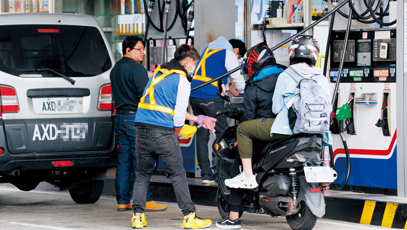 中油連續調降油價,民眾同樣加油,今年初加100元,現在已約省掉40元。 中油連續調降油價,民眾同樣加油,今年初加100元,現在已約省掉40元。