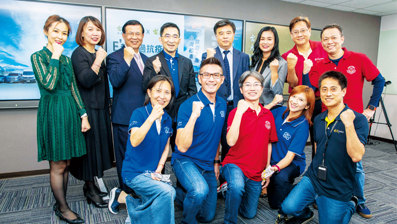 商周獨家直擊台大EMBA首次直播現場,3位從未接觸過直播的校友都直呼「比主持公司大會還緊張!」正式開播前,全體志工更特別對著鏡頭加油打氣。 商周獨家直擊台大EMBA首次直播現場,3位從未接觸過直播的校友都直呼「比主持公司大會還緊張!」正式開播前,全體志工更特別對著鏡頭加油打氣。