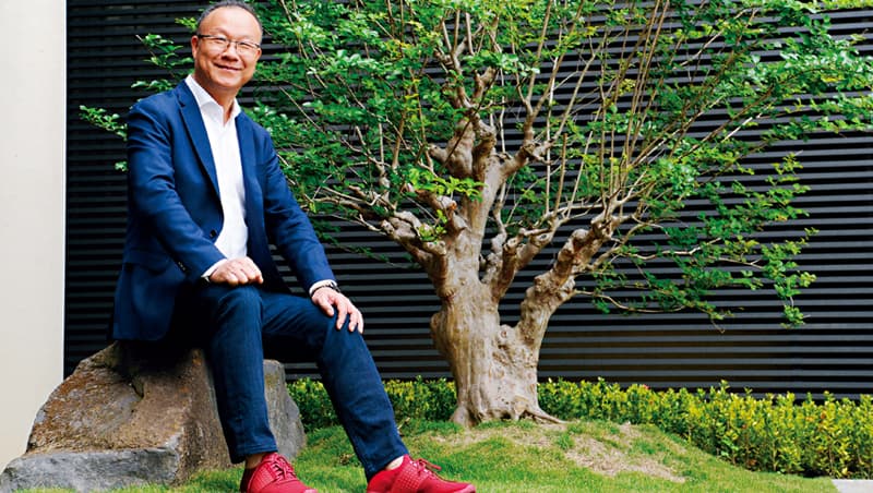 台灣引興董事長王慶華總在不斷思考改善所有事,包括自我形象。近年他改穿紅色球鞋,原因是「不管多遠、現場多少人,第一眼就可以看到我。」 台灣引興董事長王慶華總在不斷思考改善所有事,包括自我形象。近年他改穿紅色球鞋,原因是「不管多遠、現場多少人,第一眼就可以看到我。」