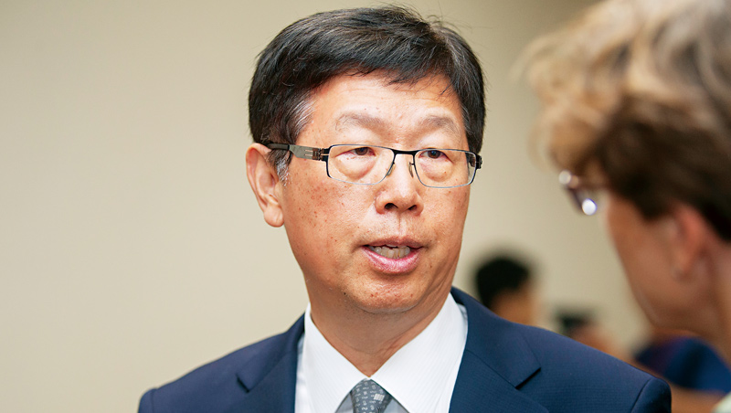 今年挑戰重重,劉揚偉在法說會上說,3月初之前是供給端問題;但從3月下旬開始,卻迎來需求端衝擊。 今年挑戰重重,劉揚偉在法說會上說,3月初之前是供給端問題;但從3月下旬開始,卻迎來需求端衝擊。