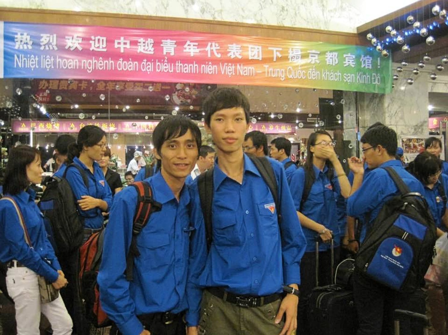 大學時期的曾偉林（身高最高者），曾被選為越南青年代表，赴中國參與中越建交60週年慶典。