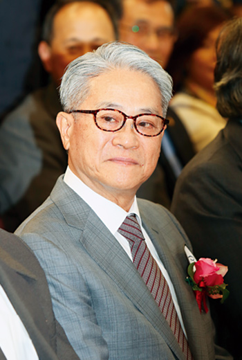 今年年滿70歲的台新金控董事長吳東亮,必須處理掉彰銀問題,才能放心交棒給次子吳昕豪。 今年年滿70歲的台新金控董事長吳東亮,必須處理掉彰銀問題,才能放心交棒給次子吳昕豪。