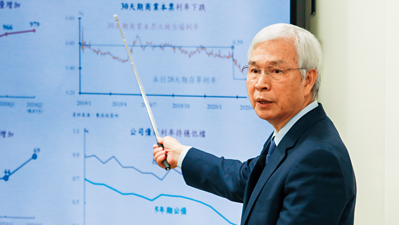 半導體、通訊產品出口旺帶動新台幣升值,傳產業卻苦於高匯率,楊金龍坦承,央行只能求穩,難顧及全產業。 半導體、通訊產品出口旺帶動新台幣升值,傳產業卻苦於高匯率,楊金龍坦承,央行只能求穩,難顧及全產業。