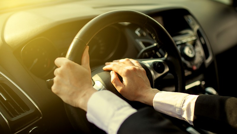 昔月入50萬老闆 現在日開18小時計程車 人生沒有華麗轉折 只要活著就有光 黃大米職場情場任意門 商周