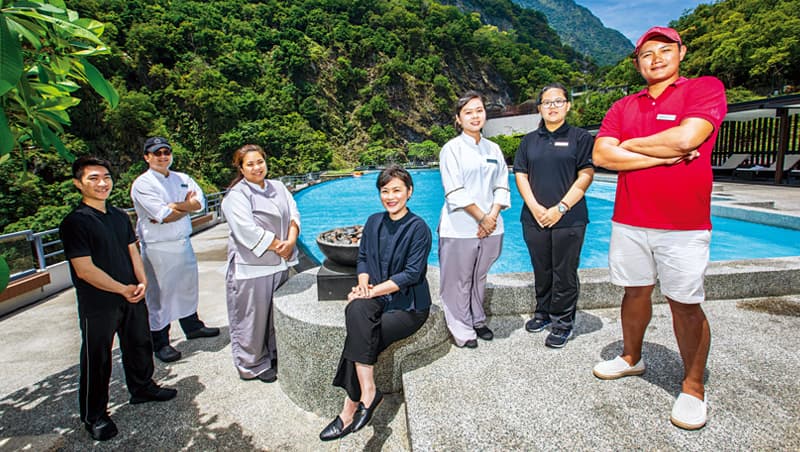 座落國家公園,共生方能共榮 太魯閣晶英總經理趙嘉綺把「靠山」運用得淋漓盡致。她培養雙語導覽員,把自家飯店的體驗拓展到國家公園各角落。 座落國家公園,共生方能共榮 太魯閣晶英總經理趙嘉綺把「靠山」運用得淋漓盡致。她培養雙語導覽員,把自家飯店的體驗拓展到國家公園各角落。