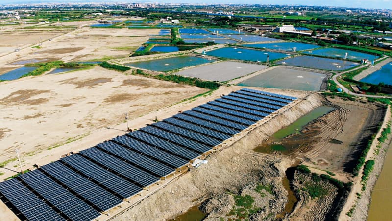 太陽光電在砍樹種電爭議前,還被質疑漁電共生會不會「滅魚」。未盤點各地塊可行性,造成環境、農業與綠電三者衝突。 太陽光電在砍樹種電爭議前,還被質疑漁電共生會不會「滅魚」。未盤點各地塊可行性,造成環境、農業與綠電三者衝突。
