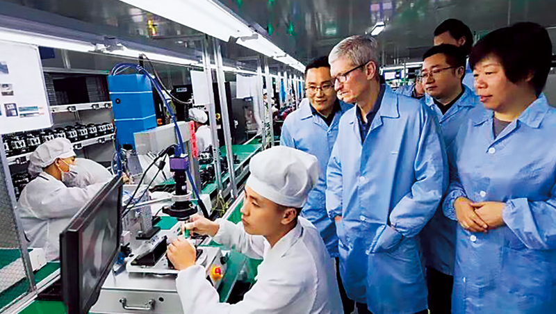 當年庫克(中)到中國,首站就赴當時組裝AirPods、王來春(右1)領軍的立訊參訪,顯見鐵了心要培植中國供應商。 當年庫克(中)到中國,首站就赴當時組裝AirPods、王來春(右1)領軍的立訊參訪,顯見鐵了心要培植中國供應商。