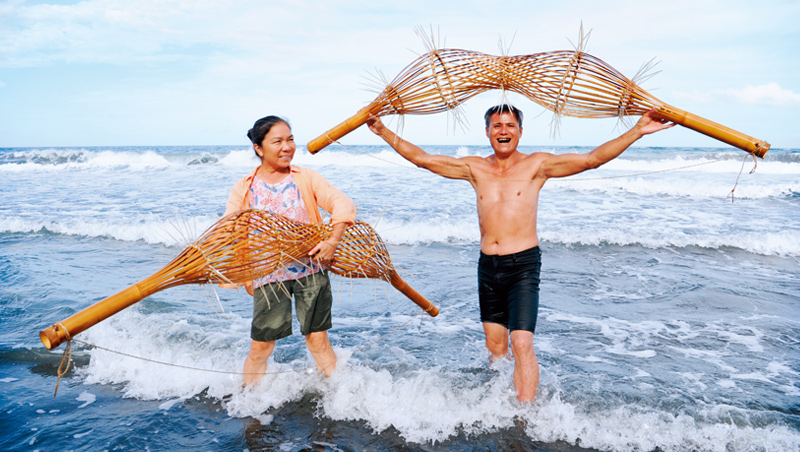 將竹編半成品浸泡海水,會產生苦味避免蟲蛀,這也是向大自然學習的成果之一。 將竹編半成品浸泡海水,會產生苦味避免蟲蛀,這也是向大自然學習的成果之一。