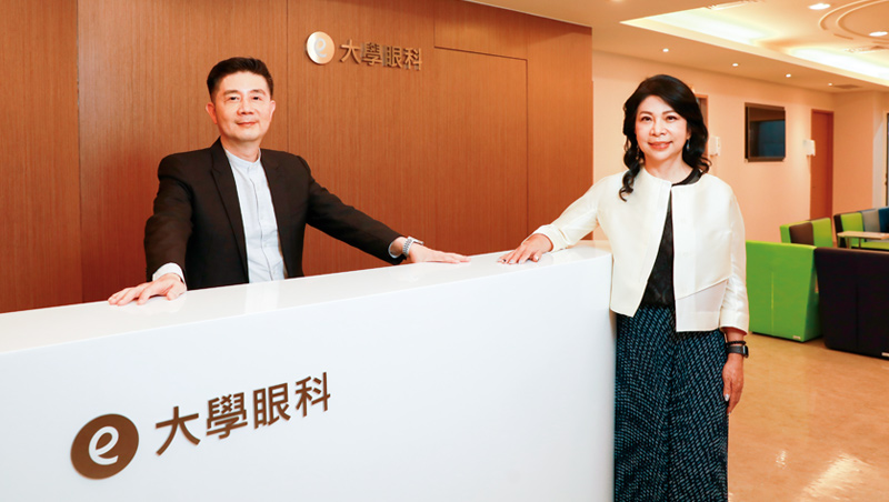 大學光創辦人林丕容(左起)與妻子歐淑芳花10年整頓連鎖制度,打造眼科與眼鏡行複合店型,拿下過半近視雷射矯正市場。 大學光創辦人林丕容(左起)與妻子歐淑芳花10年整頓連鎖制度,打造眼科與眼鏡行複合店型,拿下過半近視雷射矯正市場。