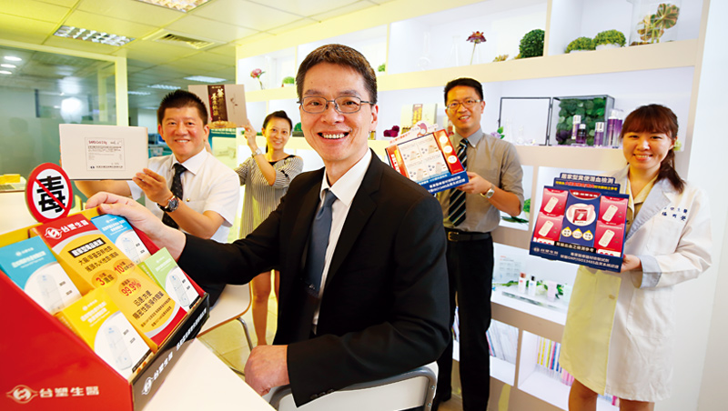 展示櫃上滿是保養品與面膜,與台塑生醫副總經理劉慧啟(中)帶領的專業醫學檢驗試劑團隊相比,顯得十分跳tone。 展示櫃上滿是保養品與面膜,與台塑生醫副總經理劉慧啟(中)帶領的專業醫學檢驗試劑團隊相比,顯得十分跳tone。