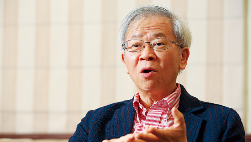 台大教授湯明哲認為,英特爾不該將高階製程委外,應嘗試撤換高層,再在製程努力。 台大教授湯明哲認為,英特爾不該將高階製程委外,應嘗試撤換高層,再在製程努力。