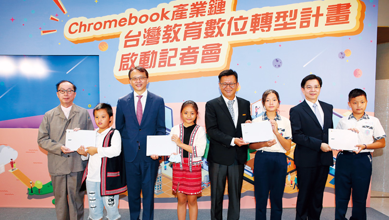 宏碁陳俊聖(左3)透露,目前Chromebook已占所有筆電出貨量3成,且需求延續到明年。該公司今年前8月營收已逆勢年增11%。 宏碁陳俊聖(左3)透露,目前Chromebook已占所有筆電出貨量3成,且需求延續到明年。該公司今年前8月營收已逆勢年增11%。