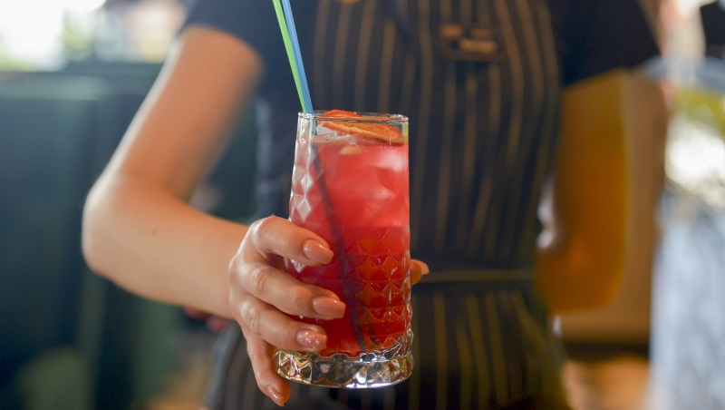 想續杯，為什麼不能講“Can I get one more？”