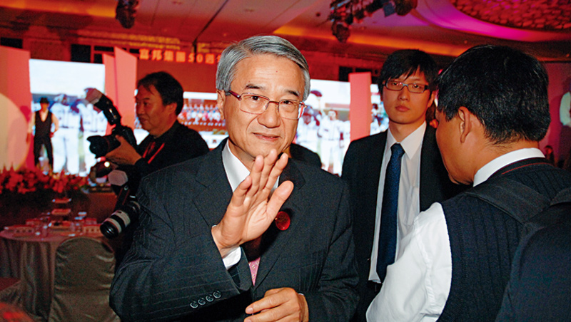 吳東進41歲成為新壽董事長,到75歲卻遭金管會痛批「嚴重違背公司治理」裁罰停職。 吳東進41歲成為新壽董事長,到75歲卻遭金管會痛批「嚴重違背公司治理」裁罰停職。