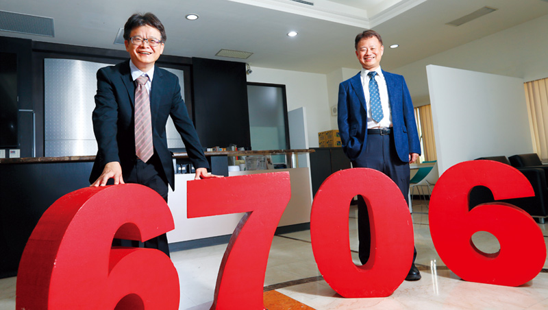 惠特董事長:徐秋田(左)、技術長:賴允晉(右) 惠特董事長:徐秋田(左)、技術長:賴允晉(右)