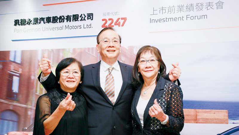 汎德永業上市前業績發表會上,分工集團業務的總裁唐榮椿和姊姊唐如萱(左)、妹妹唐慕蓮(右)難得同台。 汎德永業上市前業績發表會上,分工集團業務的總裁唐榮椿和姊姊唐如萱(左)、妹妹唐慕蓮(右)難得同台。