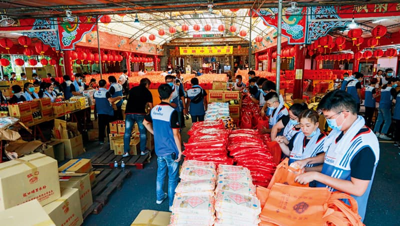 直擊家樂福百位員工鋪桌現場 直擊家樂福百位員工鋪桌現場