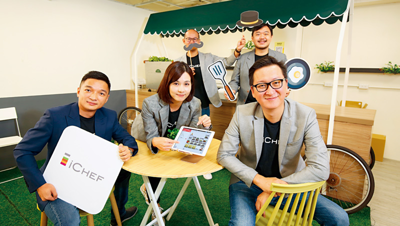 聯手國際業者帶小店升級,資廚共同創辦人程開佑(右1)說:「過去餐飲集團有資源,但未來,反而會是小店有科技優勢。」 聯手國際業者帶小店升級,資廚共同創辦人程開佑(右1)說:「過去餐飲集團有資源,但未來,反而會是小店有科技優勢。」