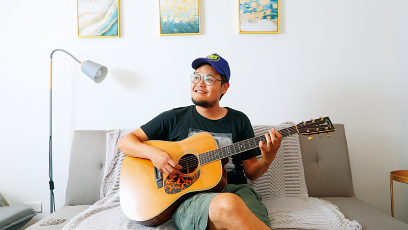 蘇打綠阿福,也就是魚丁糸的可田,他笑稱:「這也是角色扮演啦。」他是團裡的吉他手兼團長,用他的話說就是:「幫大家訂便當的人。 蘇打綠阿福,也就是魚丁糸的可田,他笑稱:「這也是角色扮演啦。」他是團裡的吉他手兼團長,用他的話說就是:「幫大家訂便當的人。