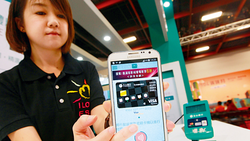 手機連實體信用卡都取代,銀行必須淘汰老系統,才能邁向Bank 4.0。 手機連實體信用卡都取代,銀行必須淘汰老系統,才能邁向Bank 4.0。
