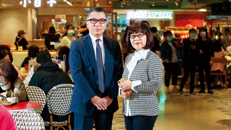 談及忠孝Sogo改裝,副總經理吳素吟(右)和店長李景銘(左)說了好幾次「真的很難」,但為了不被千禧世代遺忘,百貨坪效王不得不改變。 談及忠孝Sogo改裝,副總經理吳素吟(右)和店長李景銘(左)說了好幾次「真的很難」,但為了不被千禧世代遺忘,百貨坪效王不得不改變。