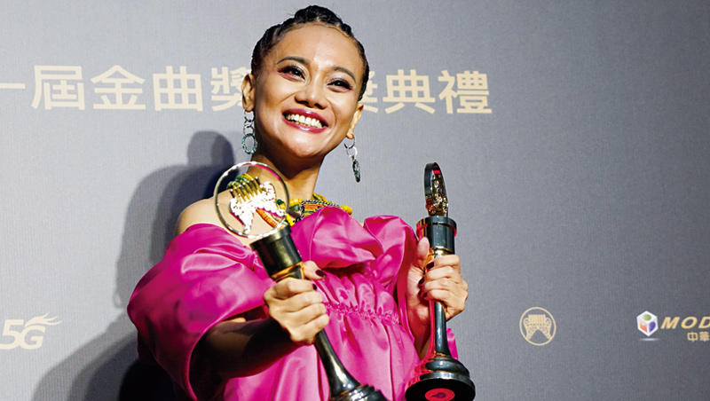 排灣族藝人阿爆以母語專輯《kinakaian 母親的舌頭》奪下今年金曲獎「年度專輯」等3項大獎,反映的是台灣人逐漸開闊的少數族群文化對話空間。 排灣族藝人阿爆以母語專輯《kinakaian 母親的舌頭》奪下今年金曲獎「年度專輯」等3項大獎,反映的是台灣人逐漸開闊的少數族群文化對話空間。