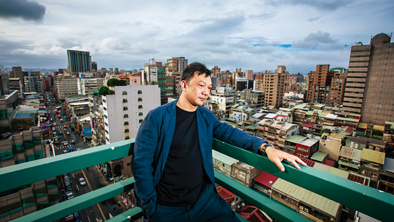 雖然在台北住了幾十年,但熱愛大自然的黃信堯還是不習慣,他甚至很怕捷運裡人擠人的感覺,有一天,他還是希望搬回南部去。 雖然在台北住了幾十年,但熱愛大自然的黃信堯還是不習慣,他甚至很怕捷運裡人擠人的感覺,有一天,他還是希望搬回南部去。