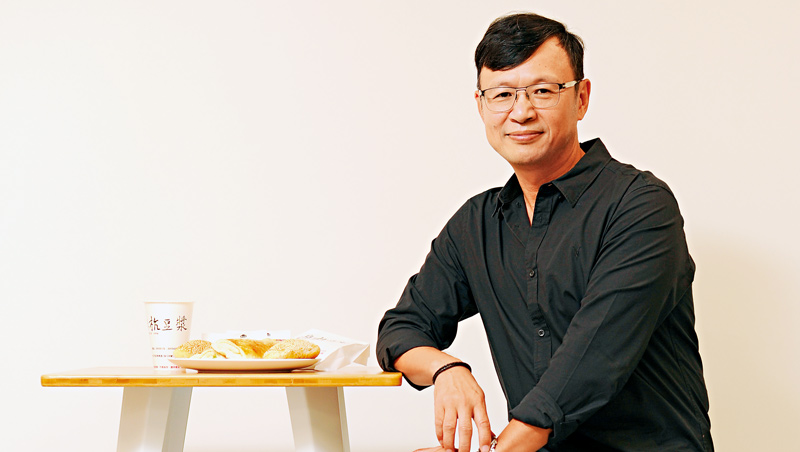 阜杭豆漿第二代徐立耀坦言,過去該店的對外溝通只有一句話:「老闆不在!」如今,他學著思考老店的新生。 阜杭豆漿第二代徐立耀坦言,過去該店的對外溝通只有一句話:「老闆不在!」如今,他學著思考老店的新生。